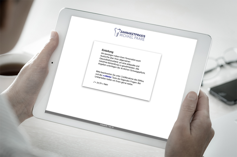 Foto: Patient füllt Online-Aufnahmebogen für Neupatienten am Tablet aus.